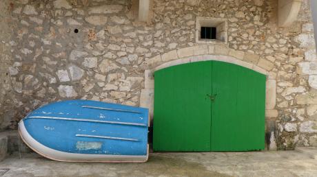 Blaues Boot und grünes Tor - Stephan Trauner - Array auf - Array - Blaues Boot und grünes Tor - Stephan Trauner - Array auf - Array -